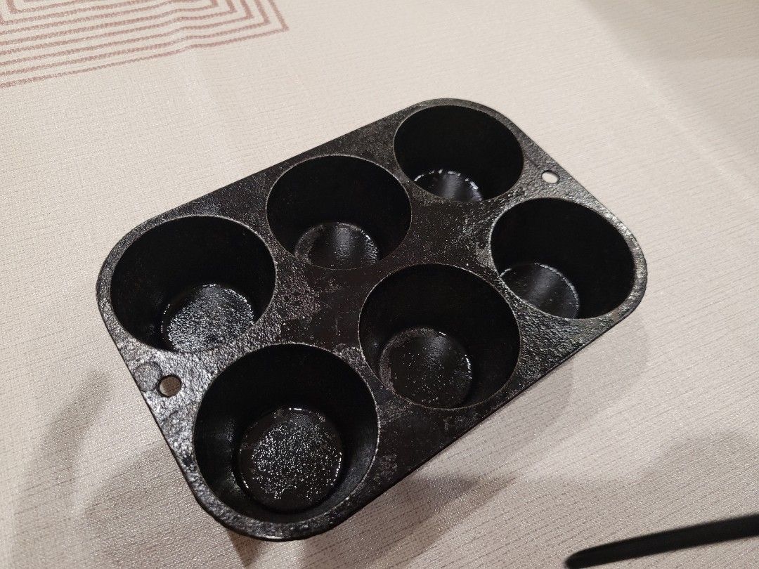 Lodge Cast Iron Muffin Pan, Furniture & Home Living, Kitchenware &  Tableware, Bakeware on Carousell