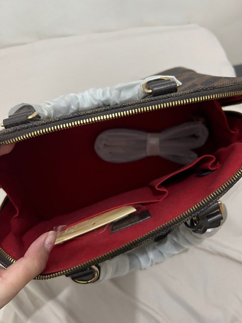 Louis Vuitton Alma Bag (Class A) (Category: Luxury Bags & Wallets) located in Mandaluyong City. Submitted by sustainabilitykween (Listing ID 1196502370, Image 3). Description: ✨ brand new! ✨ with dust bag ✨ rfs: wala pong gumagamit nito so sayang kung nakatambak sa cabinet 🥺 napanalunan lang ng mama ko sa jueteng HAHAHAHA ✨ price is negotiable! around 4,000 daw to sa greenhills if i can remember correctly.