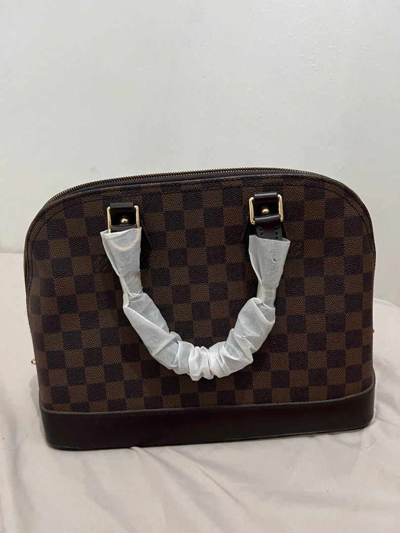 Louis Vuitton Alma Bag (Class A) (Category: Luxury Bags & Wallets) located in Mandaluyong City. Submitted by sustainabilitykween (Listing ID 1196502370, Image 2). Description: ✨ brand new! ✨ with dust bag ✨ rfs: wala pong gumagamit nito so sayang kung nakatambak sa cabinet 🥺 napanalunan lang ng mama ko sa jueteng HAHAHAHA ✨ price is negotiable! around 4,000 daw to sa greenhills if i can remember correctly.
