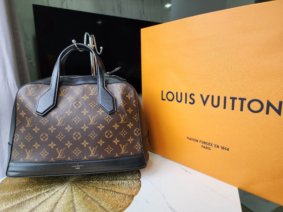 Louis Vuitton LV Dora MM Noir Monogram Limited Edition Runway Alma