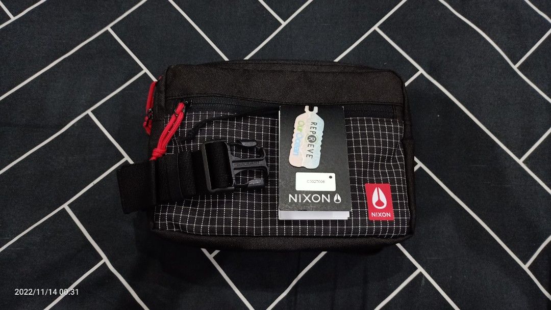 NIXON Bandit Bag FREE DELIVERY, Men's Fashion, Bags, Sling Bags on
