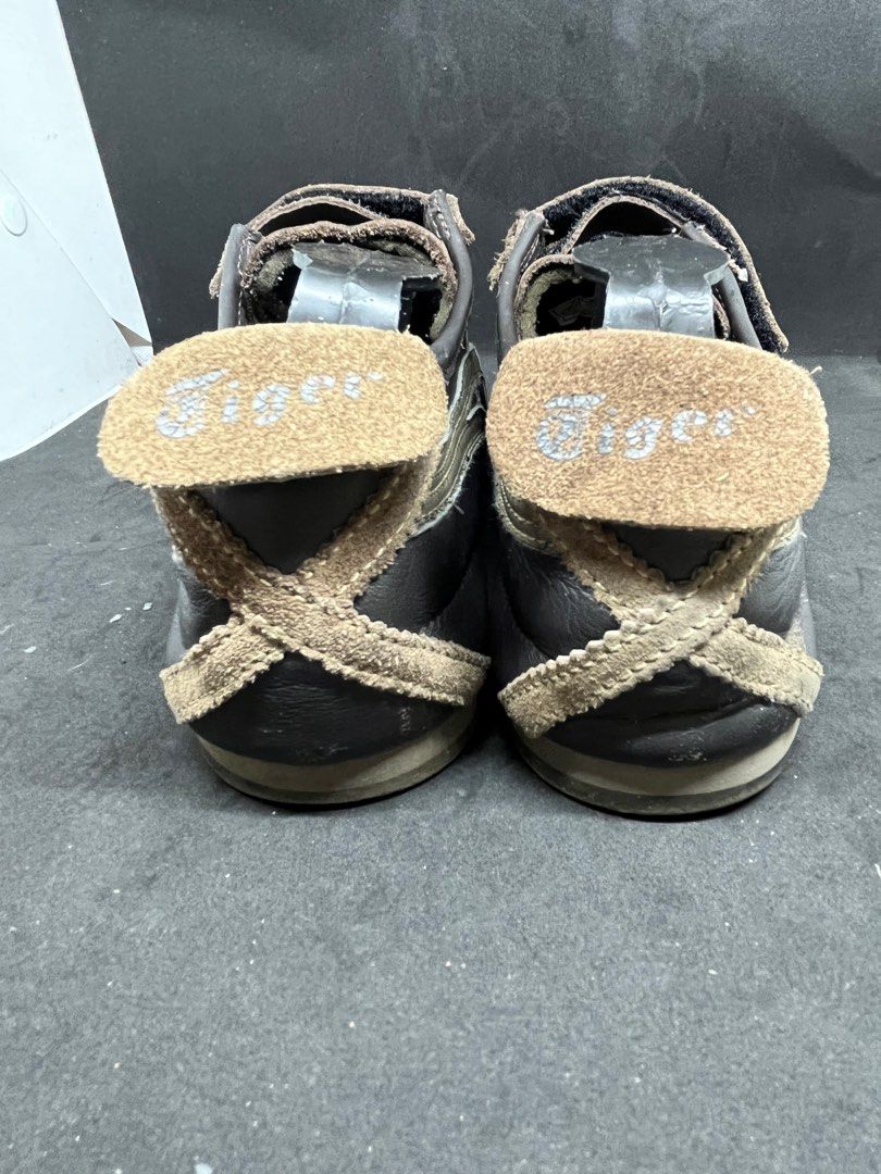 Onituska Tiger Mexico 66 Velcro (Category: Sneakers) located in Quezon City. Submitted by masbugs (Listing ID 1196508441, Image 3). Description: Rare Velcro Onituska Tiger Mexico 66. Size 9m. Issue toe cap on right shoe staring to come off. .