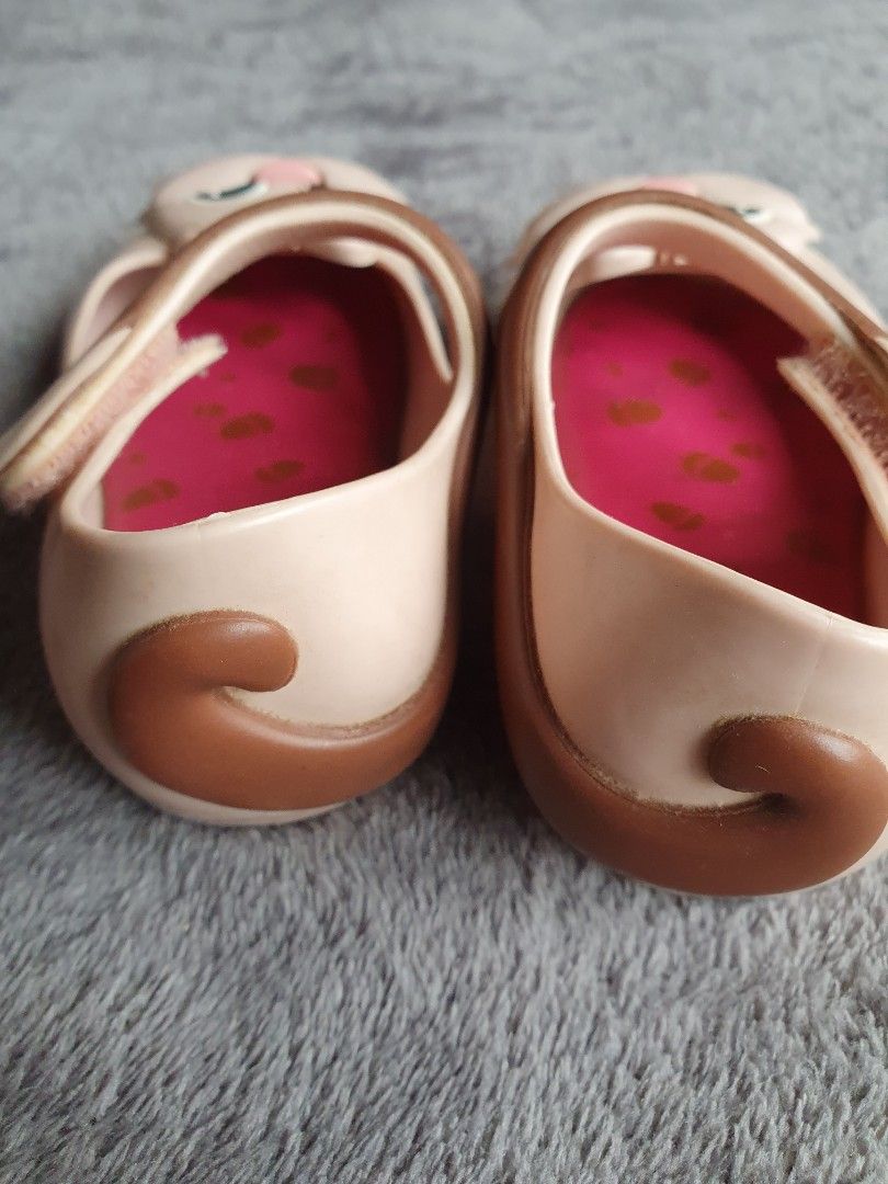 Pre loved Mini Melissa (Category: Babies & Kids Fashion) located in Pasig City. Submitted by personal_declutter (Listing ID 1196512658, Image 2). Description: Pre loved Mini Melissa used a few times size: US6 300.00.