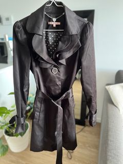 Review black coat with ruffles