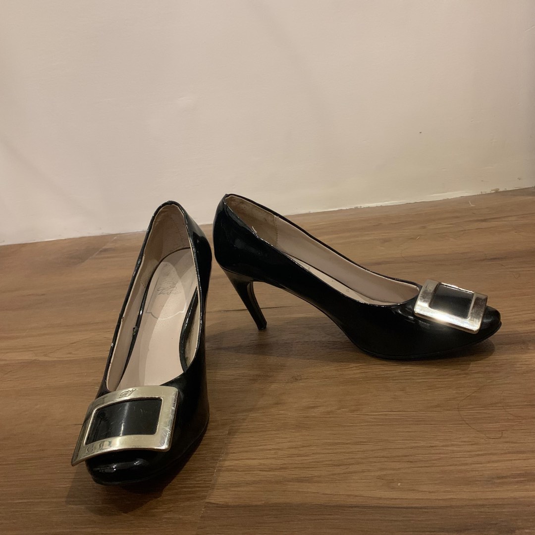 Roger vivier black clearance pumps