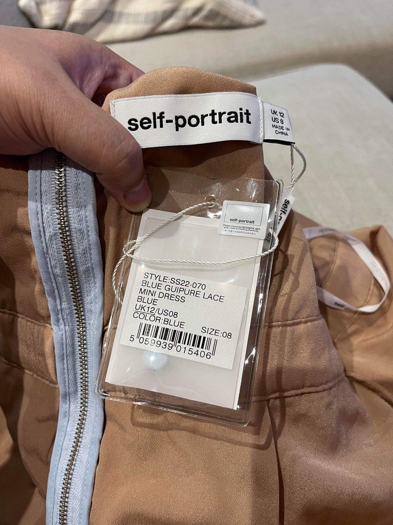Self portrait label store