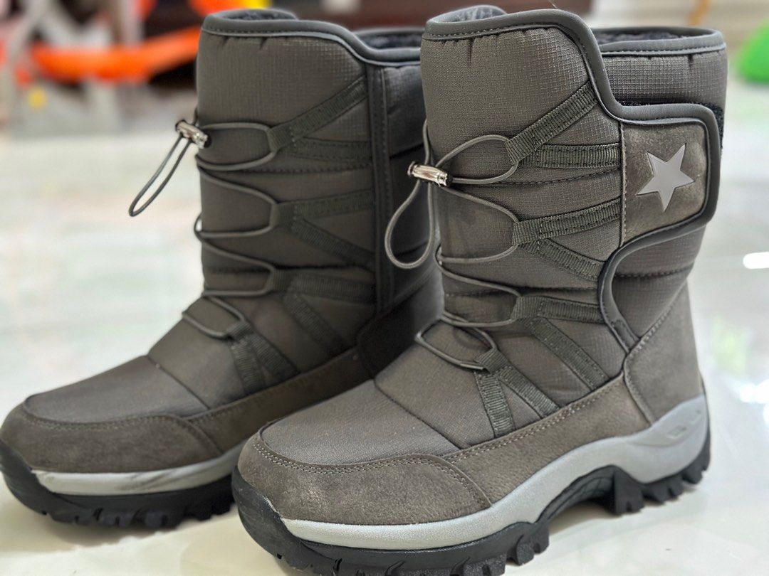 What stores outlet sell snow boots