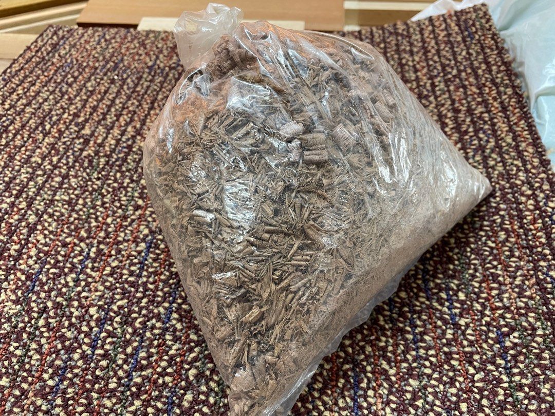 Solid walnut wood shavings fertilizer or mulch, 傢俬＆家居, 園藝, 土壤和肥料