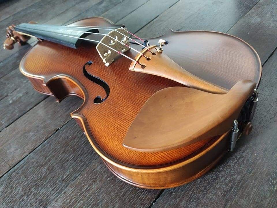 Violin village 4x4, Hobbies & Toys, Music & Media, Musical Instruments