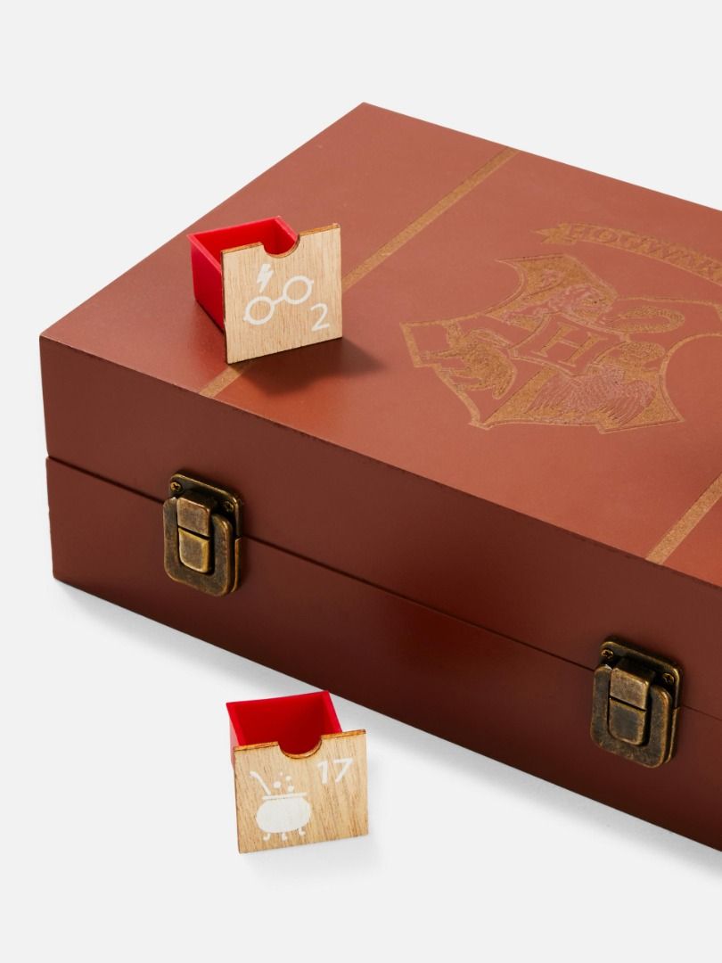 【英國代購直送YY】哈利波特Harry Potter LED Suitcase Advent Calendar, 預購 Carousell