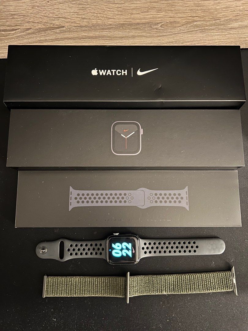 Apple Watch Series 5 Nike 44mm GPS c w boxes Men s Fashion