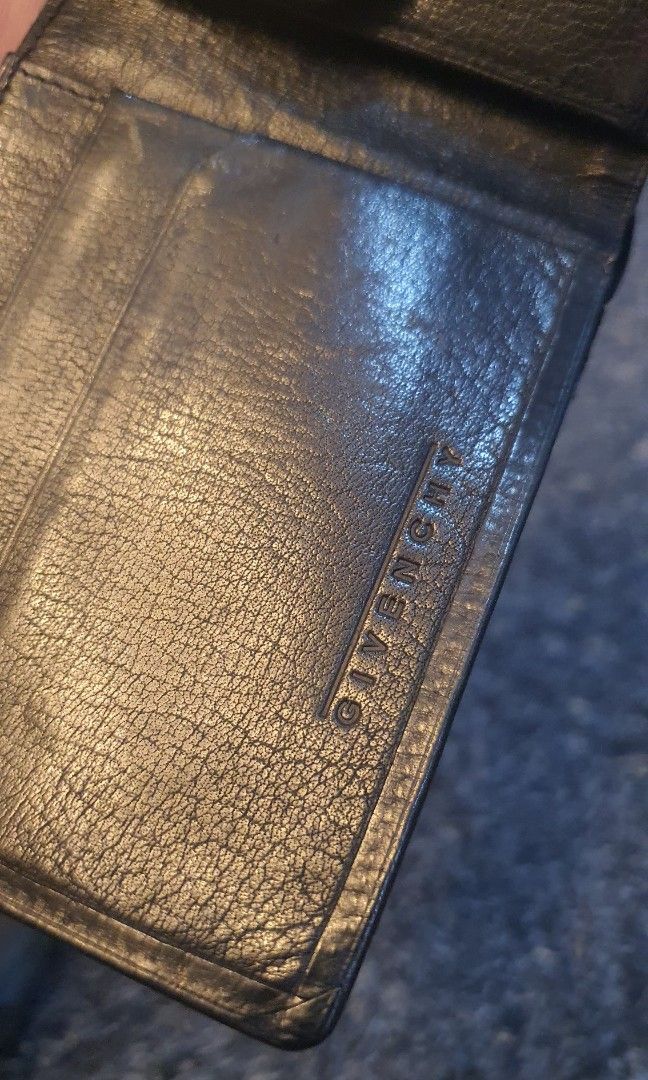Authentic givenchy wallet (Category: Luxury Bags & Wallets) located in Cavite. Submitted by ohmie23 (Listing ID 1196830407, Image 2). Description: Authentic givenchy wallet.