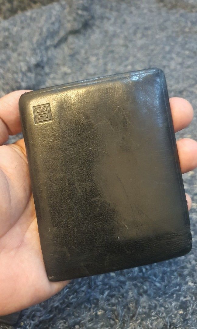 Authentic givenchy wallet (Category: Luxury Bags & Wallets) located in Cavite. Submitted by ohmie23 (Listing ID 1196830407, Image 1). Description: Authentic givenchy wallet.