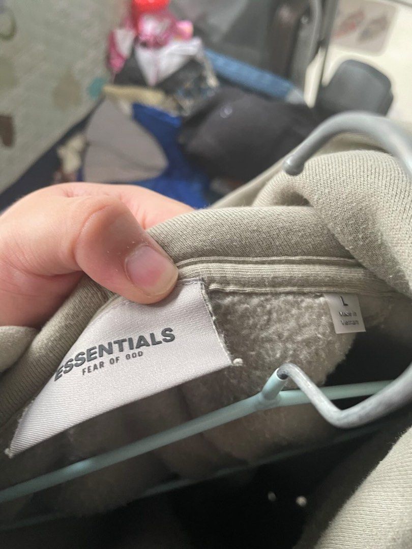 Essentials （分類：衛衣）位於 Hong Kong。 由 buyyyyyit 提交（商品編號 1196830055，圖片 3）。簡介： 著過一次，Size L。 胸：70cm 長：74cm 有心者可議價🤍。
