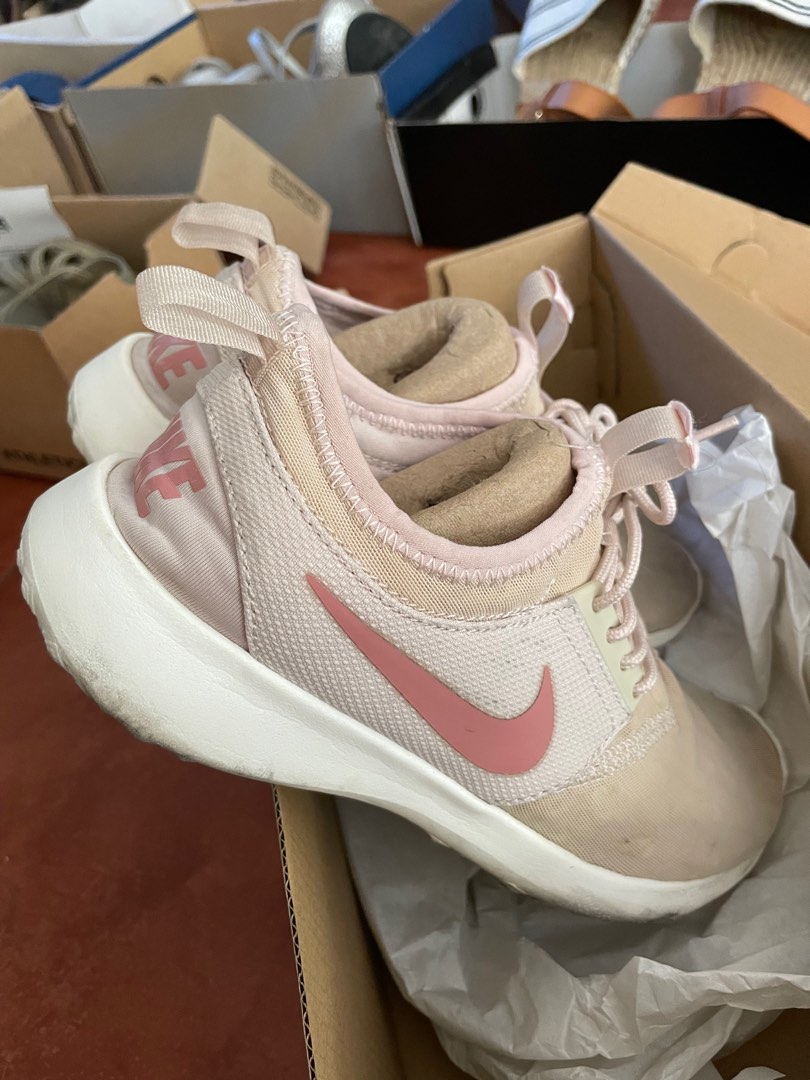 ladies pink nike shoes