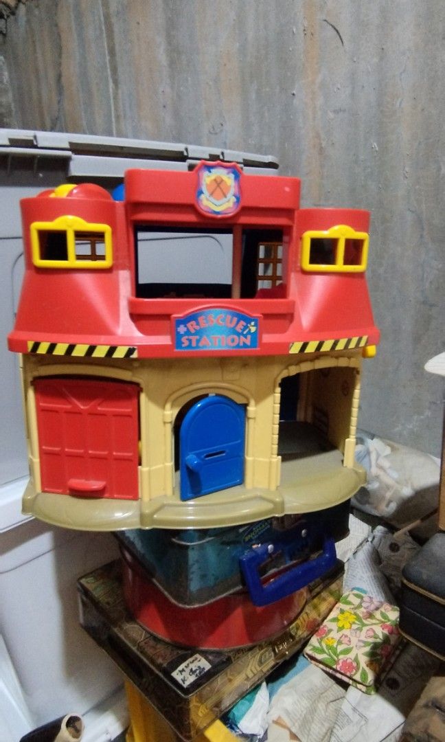 Police station playtime (Category: Kids Toys) located in Quezon City. Submitted by rosapage (Listing ID 1196725370, Image 1). Description: good condition, issue kulang Ng Isang car po.
