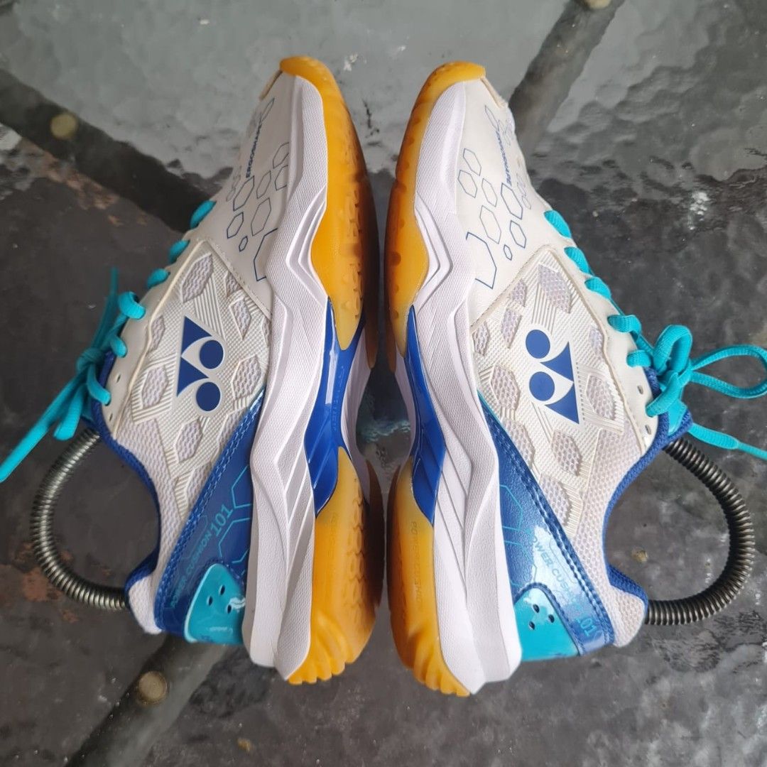 Sepatu badminton yonex power sale cushion