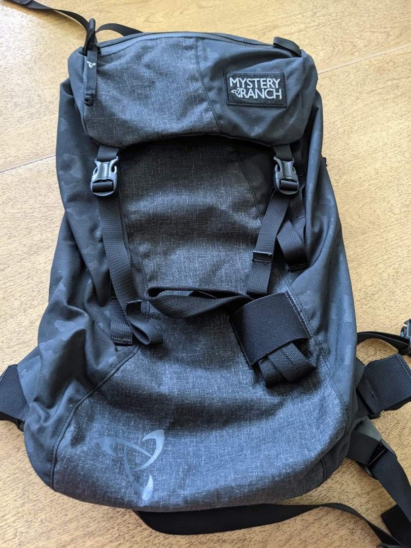 Ski Backpack (Category: Backpacks) located in Singapore. Submitted by samuelyeewt (Listing ID 1196640355, Image 1). Description: MR D-Route brand new condition - $140 Swipe right for more pictures..