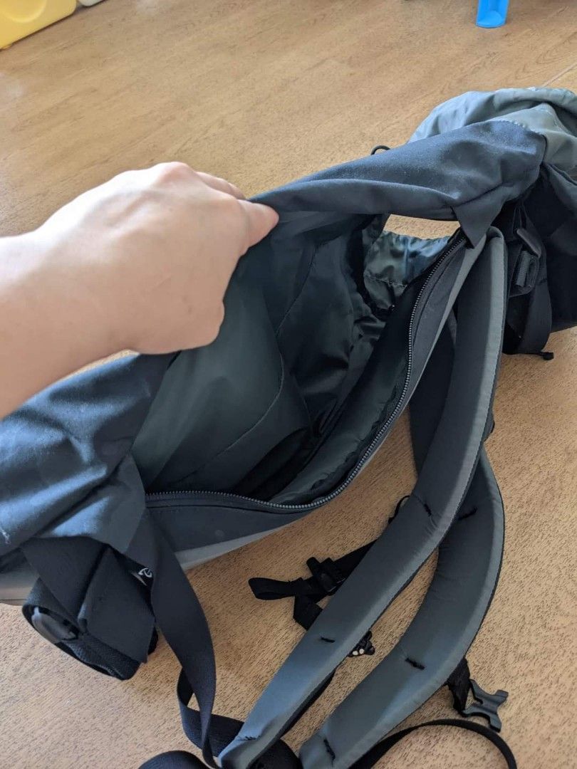 Ski Backpack (Category: Backpacks) located in Singapore. Submitted by samuelyeewt (Listing ID 1196640355, Image 3). Description: MR D-Route brand new condition - $140 Swipe right for more pictures..