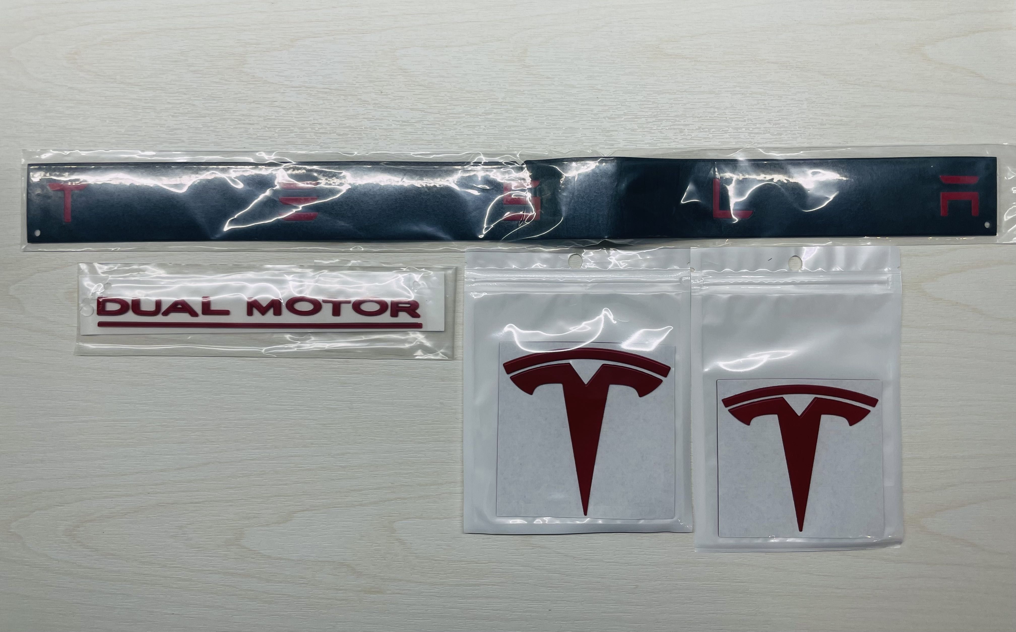 Tesla Model Y Logo in Red, 汽車配件, 車牌 - Carousell