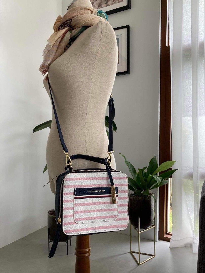 Tommy Hilfiger Crossbody Bag (Category: Cross-body Bags) located in Mabalacat. Submitted by maiyasluxurybagshoppe (Listing ID 1196789745, Image 1). Description: .