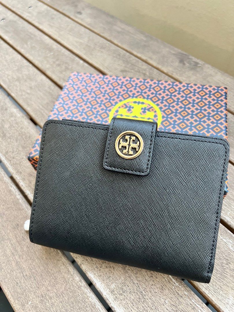 Tory Burch Robinson French Bi Fold in Black, Women's Fashion, Bags & Wallets,  Wallets & Card holders on Carousell