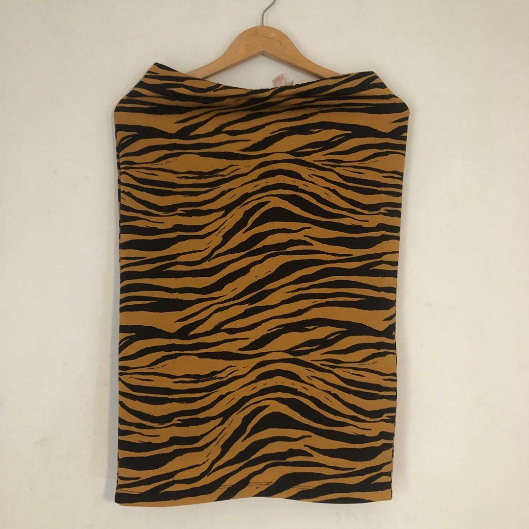 Animal Print Midi Skirt (Category: Skirts) located in Cavite. Submitted by daphnesea (Listing ID 1196884624, Image 1). Description: Tag is S but I think fits S-XL. Stretchy material Check out my listing for free items with any purchase.