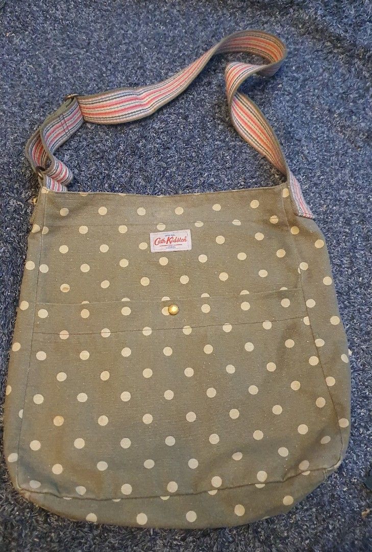 Authentic cathkidston sling bag (Category: Luxury Bags & Wallets) located in Cavite. Submitted by ohmie23 (Listing ID 1197035943, Image 1). Description: Authentic cathkidston sling bag.