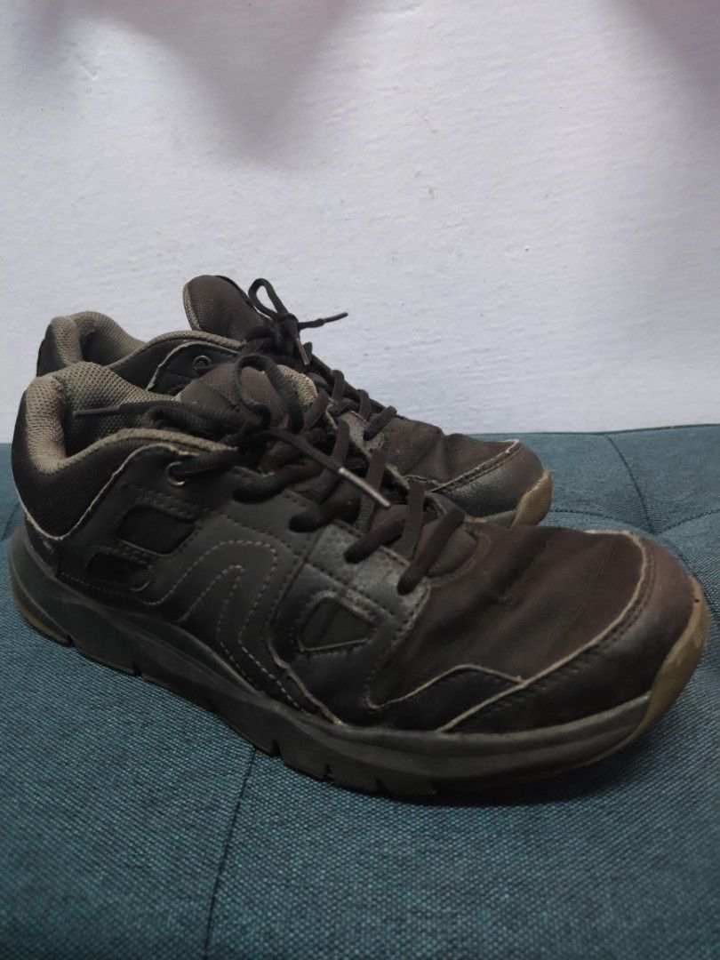 Decathlon on sale black shoes