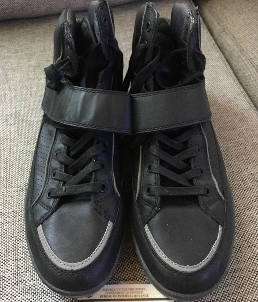 DKNY Hi-top 11us (Category: Sneakers) located in Muntinlupa City. Submitted by becklox (Listing ID 1196961230, Image 1). Description: For sale. Gently used DKNY Hi-top in size 11us. Guaranteed authentic. RFS: Decluterring ₱3500. 09178218106. Muntinlupa City..