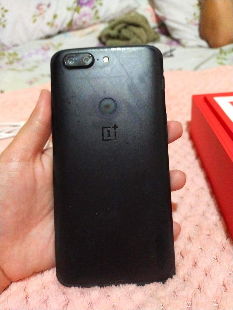 For Sales OnePlus 5T (Category: OnePlus) located in Muntinlupa City. Submitted by slaybabee (Listing ID 1196861230, Image 2). Description: For Sale Oneplus 5T SPECS: ▪️2.45GHz Snapdragon 835 64-Bit ▪️Quad-Core Processor ▪️6/8GB RAM With 64/128GB ROM ▪️6.01 Inch FHD+ OPTIC AMOLED Display ▪️With 401 PPI ▪️Dual Nano SIM ▪️16 + 20MP Rear Camera With PDAF & Dual LED Flash ▪️16MP Front Camera ▪️4G VoLTE/Bluetooth 5.0/Wi-Fi ▪️3300 MAh Batter ▪️6/64gb ▪️