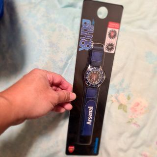 FREE TRACKED SHIPPING AND NEW AND SEALED! Official Arsenal FC Velcro Watch
