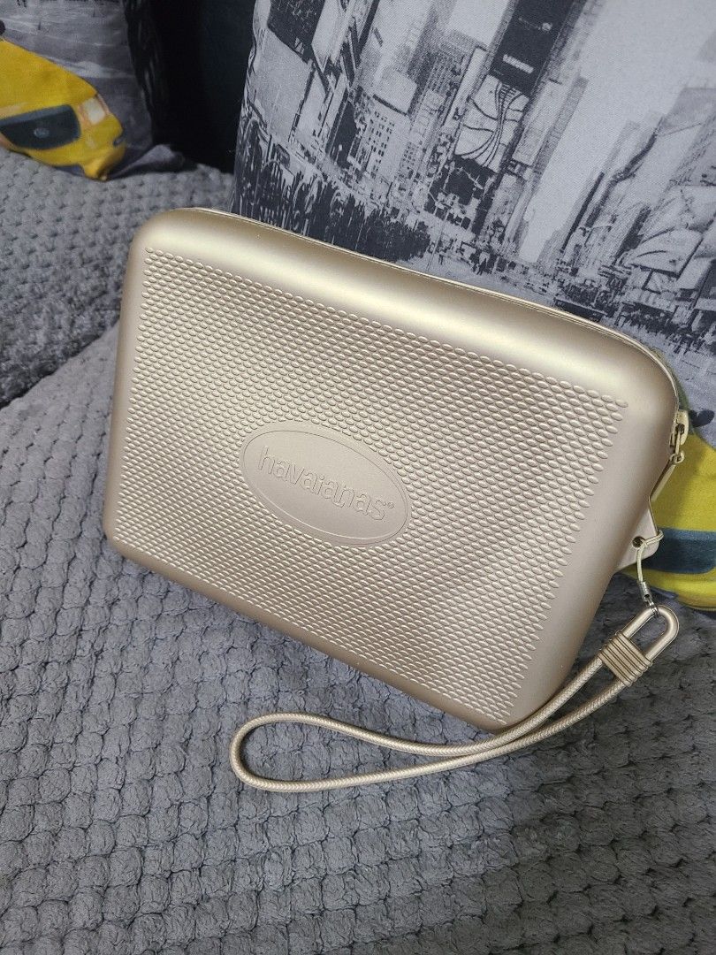 Havaianas clutch bag deals