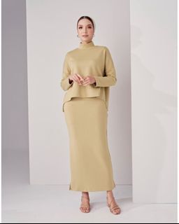 (Category: ) located in . Submitted by moschino (Listing ID 1196933687, Image 1). Description: .