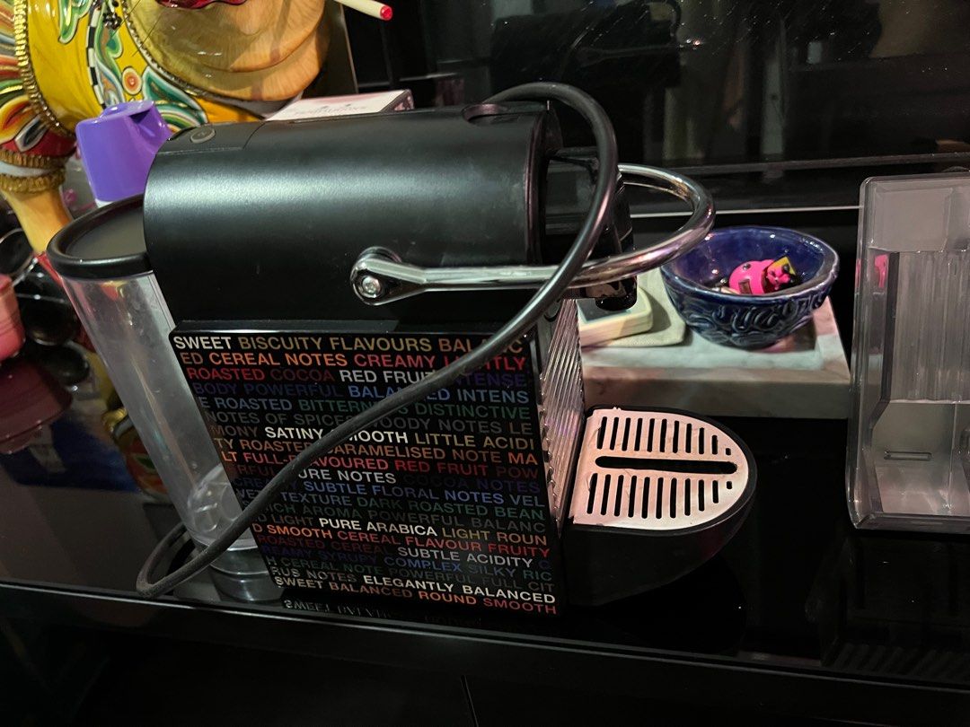 Nespresso Pixie Clips machine (Category: Coffee Machines & Makers) located in Singapore. Submitted by 12clearmystuffs (Listing ID 1197066524, Image 2). Description: New n good . Selling because changed to bigger coffee machine . .