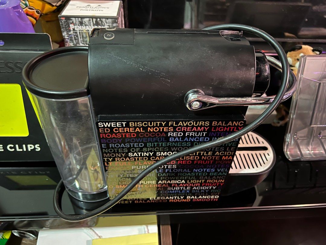 Nespresso Pixie Clips machine (Category: Coffee Machines & Makers) located in Singapore. Submitted by 12clearmystuffs (Listing ID 1197066524, Image 5). Description: New n good . Selling because changed to bigger coffee machine . .
