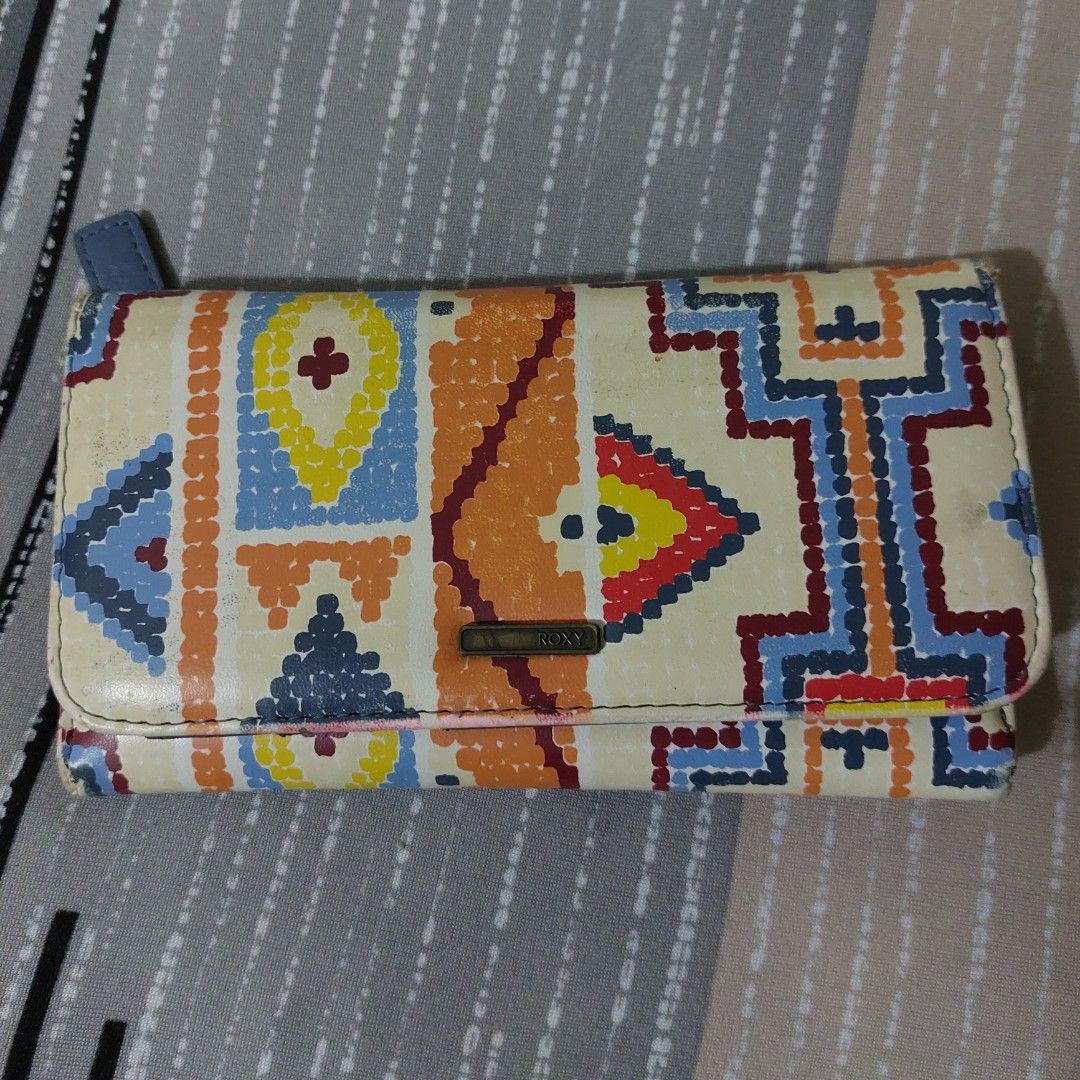 Original Roxy (Category: Wallets & Card holders) located in Cainta. Submitted by nahgr (Listing ID 1196977675, Image 1). Description: orignal roxy long wallet. with signs of use inside. pls see pic.