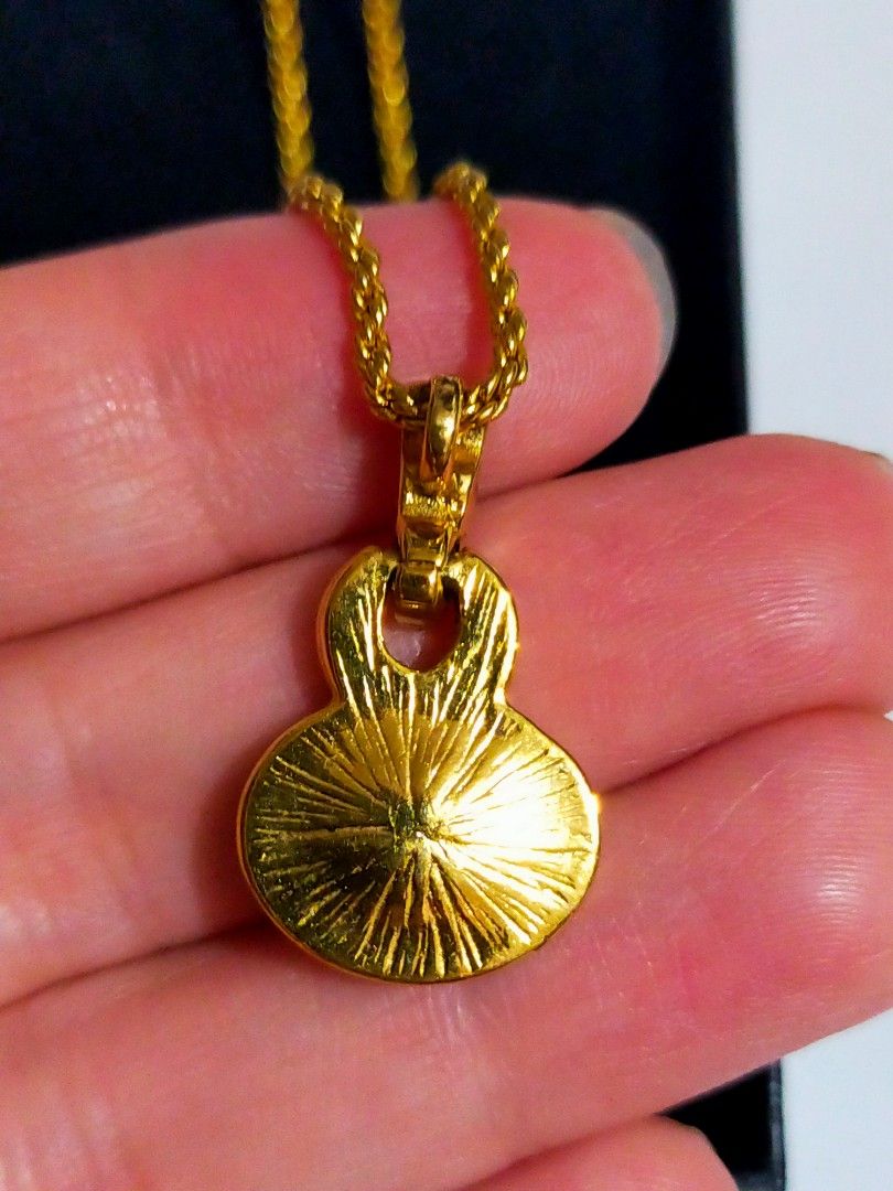 Rhinestones Amway Necklace (Category: Necklaces) located in Manila. Submitted by maxineamber (Listing ID 1196938697, Image 3). Description: Rhinestones Amway necklace, gold tone. 16 inches length..