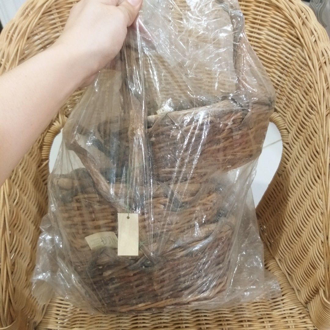 set of 3 Vintage Log handle baskets rustic (Category: Storage Boxes & Baskets) located in Cavite. Submitted by wishie_collects (Listing ID 1197076970, Image 3). Description: baskets with log handle Rustic Barnhouse Uk surplus lagyan lang ng flowers maganda na.