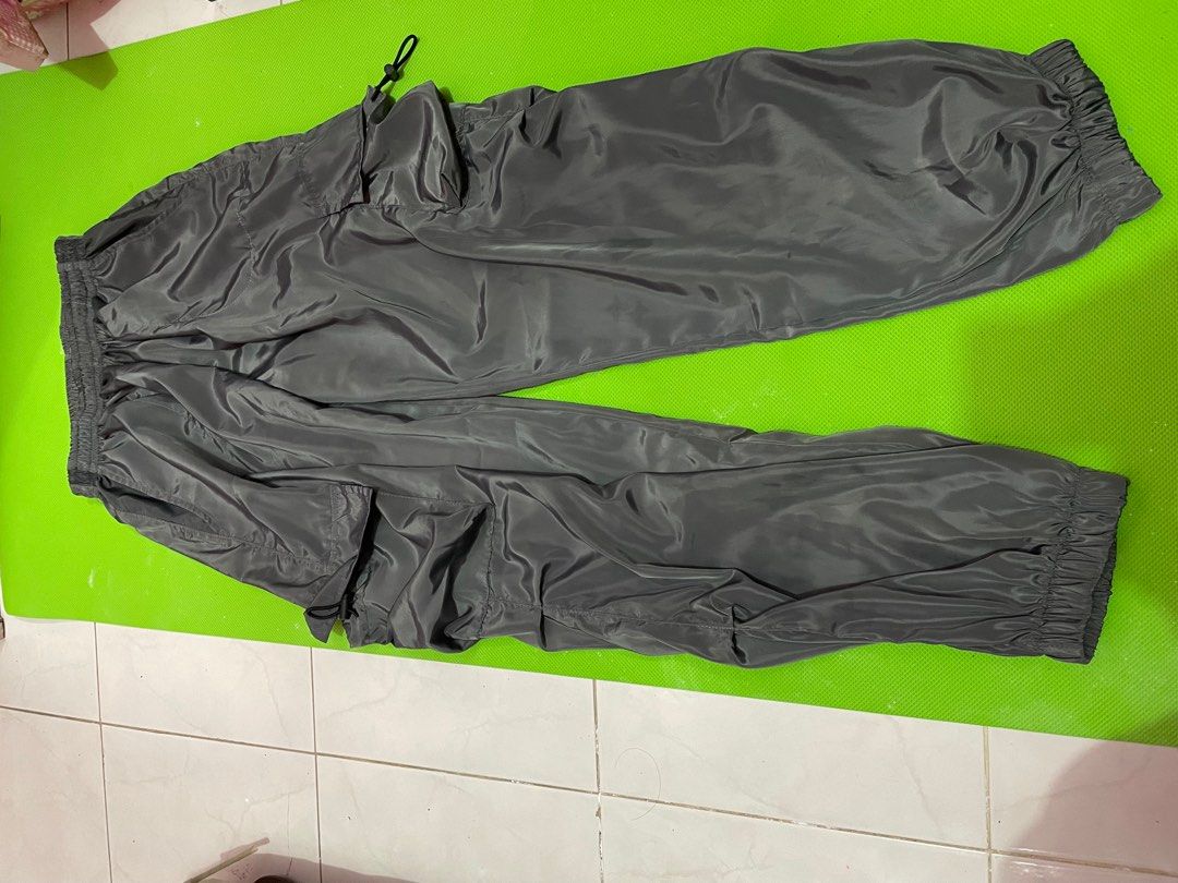 Celana cargo parasut, Fesyen Wanita, Pakaian Wanita, Bawahan di Carousell