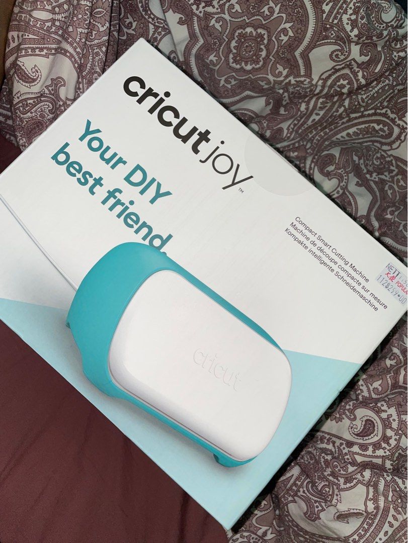 Cricut Joy Essentials Bundle + 2 Free Smart Vinyl, Everything Else on Carousell
