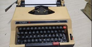 F/S: Olympia 800 Typewriter (Made in Germany ) Vintage