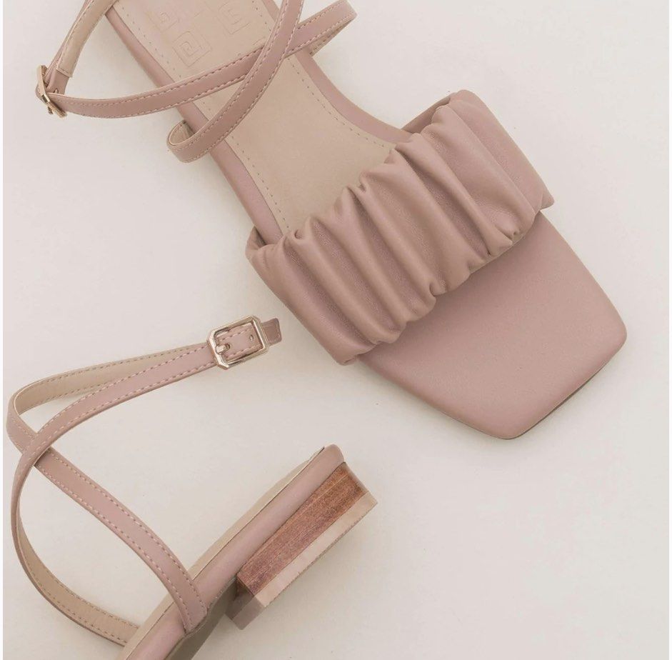 Hue Nishka Fleur (Category: Flats & Sandals) located in Quezon City. Submitted by kching13 (Listing ID 1197253812, Image 2). Description: Hue Nishka Shoes in Fleur, brand new but with no box..