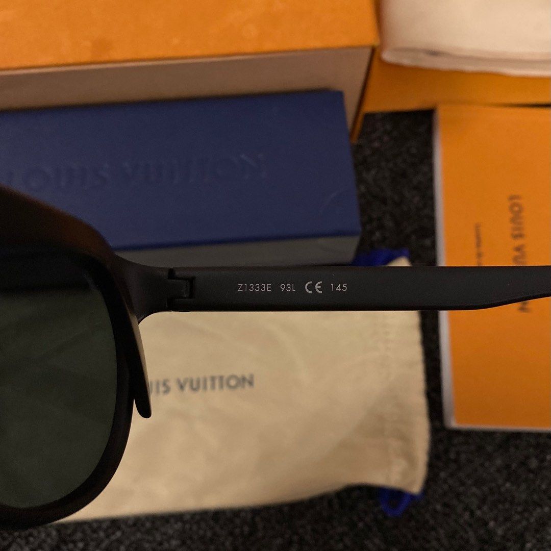 Louis Vuitton LV Waimea Round Sunglasses Black Plastic. Size W
