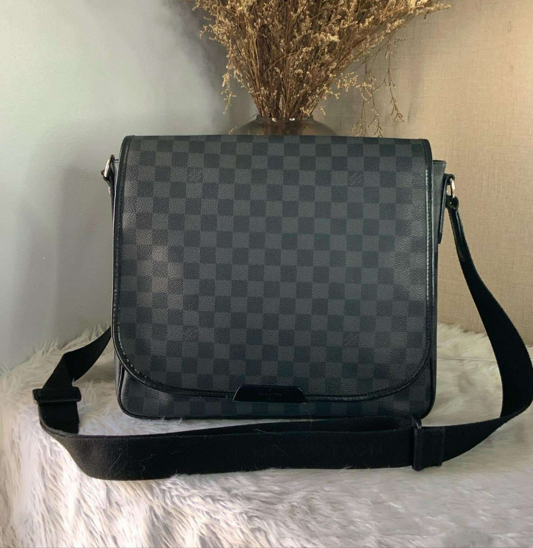 LOUIS VUITTON Damier Graphite Daniel GM Shoulder/Messenger Bag, Luxury,  Bags & Wallets on Carousell