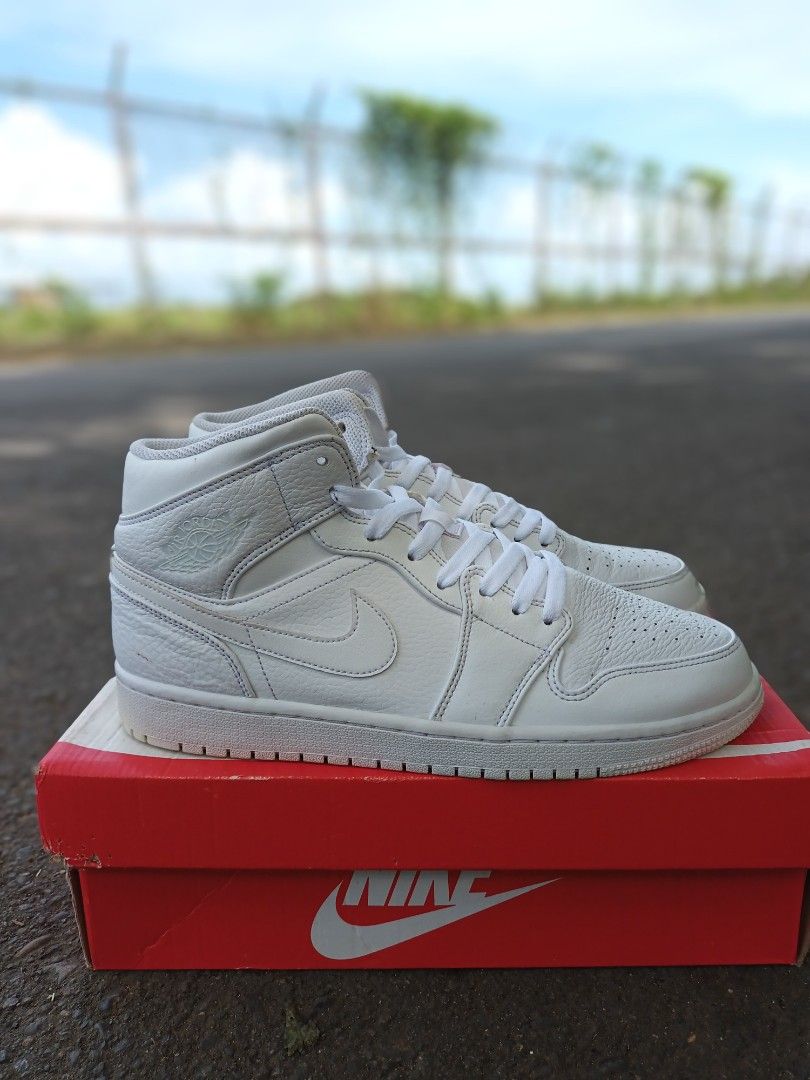 aj1 mid triple white