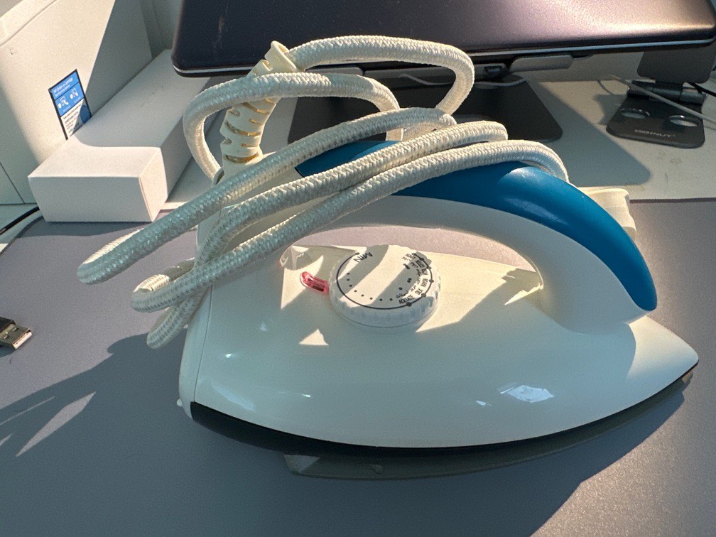 Panasonic Iron no steam , Furniture & Home Living, Cleaning & Homecare Supplies, Ironing