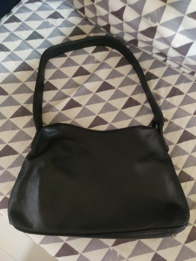 Perlina New york (pre-loved) (Category: Shoulder Bags) located in Davao. Submitted by jo_0821 (Listing ID 1197096045, Image 1). Description: pre-loved Perlina New york shoulder bag..no flaws..genuine leather..