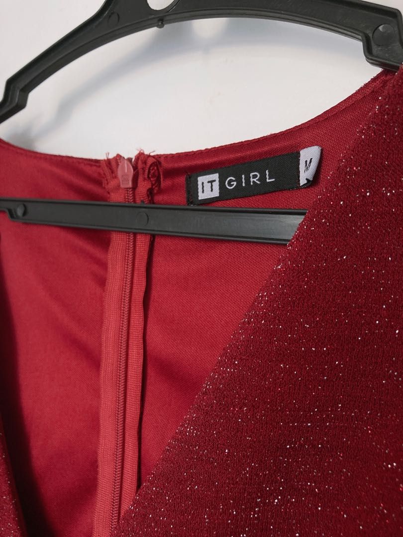 Elegant Shiny Red Dress (Category: Dresses) located in Bulacan. Submitted by rcuizon (Listing ID 1197169436, Image 2). Description: Red Dress BRAND: IT GIRL Condition: USED Like NEW (used once) Size: Medium Material: Tweed with Glitters RFS: Declutter Payment: Gcash, Shopee COD or bank transfer through BPI or Unionbank Shipping expense shoulder to buyer via Lalamove.