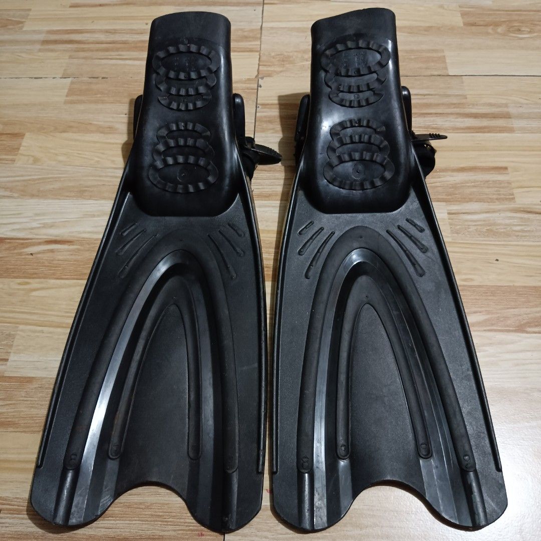 Speedo Diving fins (Category: Other Sports Equipment and Supplies) located in Manila. Submitted by maruko2001 (Listing ID 1154868224, Image 2). Description: Adjustable Size. CM 39-43 UK 6-9 US 7-10.